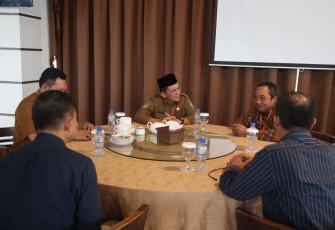 Gubernur Kepulauan Riau H. Ansar Ahmad saat beraudiensi dengan Direktur Utama PT. PLN Bright Batam Muhammad Irwansyah di Hotel CK Tanjungpinang, Selasa (25/10). 