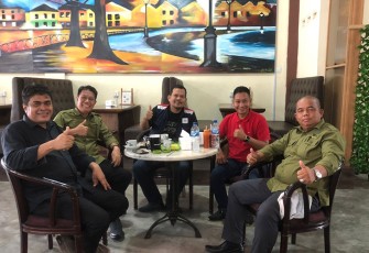  Wakil Bupati Lingga Neko Wesha Pawelloy didampingi Direktur BUMD Lingga Syahrial saat pertemuan dengan BUMD Kepri.