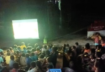 Satgas TMMD Mimika saat Hibur Warga Dengan Acara Nonton Bareng