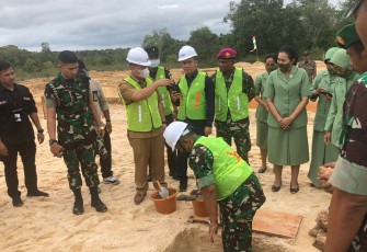 Danrem 033/WP saat Resmi Letakkan Batu Pertama Makodim Lingga