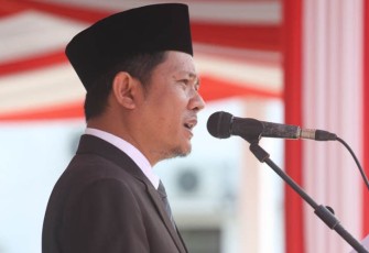 Sekertaris daerah kota Bitung saat membacakan sambutan Menteri Pemuda Dan Olahraga RI dalam upacara sumpah pemuda ke-94.