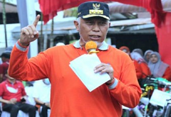 Gubernur Sumbar Mahyeldi saat memberikan sambutan pada kegiatan Silaturahim dan Temu Ramah Insan Kesehatan Sumbar di halaman kantor Dinas Kesehatan Sumbar.
