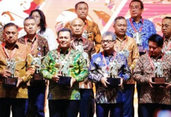 Gubernur Kepulauan Riau H. Ansar Ahmad (dua dari kiri) saat terima penghargaan di Assembly Hall, Jakarta Convention Center, Rabu (30/11/2022).