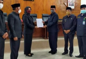 Foto bersama usai penandatanganan nota kesepakatan pembahasan Ranperda APBD 2022