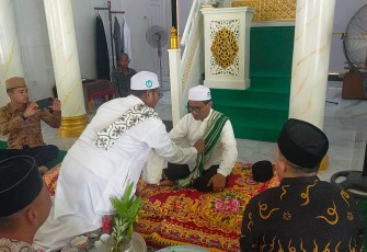 Masyarakat Simpang Ulim saat Peusijuk Pj Bupati Aceh Timur di Masjid Ba'alawi Aceh
