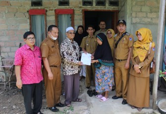 Suasana saat kunjungan tim di rumah Warga Kelurahan Tiakar, Kecamatan Payakumbuh Timur