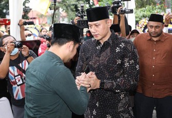 Suasana di rumah duka meninggalnya H. Achmad Hermanto Dardak ayahandanya Ketua DPD Demokrat Jatim Emil Dardak