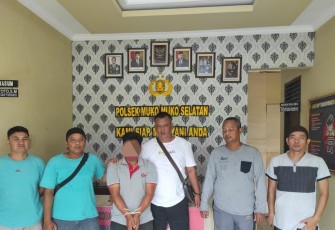 Tersangka (tangan diikat) saat diamankan  