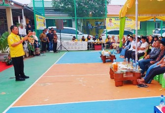Gubernur kepri H.Ansar Ahmadi saat memberikan sambutan di tengah warga masyarakat Tiban