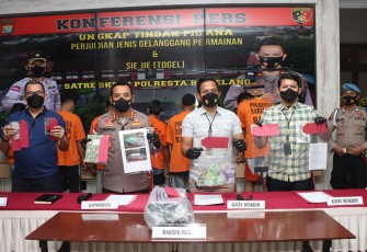 Konferensi Pers Ungkap Tindak Pidana Perjudian Jenis Gelanggang Permainan dan jenis Togel Hongkong bertempat di Lobby Mapolresta Barelang. Kamis (18/08/2022) Sekira Pukul 13.30 Wib.