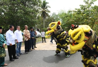 Gubernur Prov Kepri Ansar Ahmad saat bersama Bupati Lingga disambut barongsai