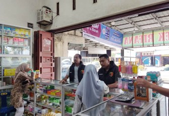Polisi saat Cek Toko Obat dan Apotek di Idi dan Peureulak