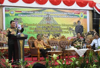 Gubernur Kepulauan Riau H. Ansar Ahmad saat beri penyuluhan wawasan kebangsaan kepada para palajar, pemuda dan masyarakat Karimun di Gedung Nasional Kabupaten Karimun, Sabtu (12/11). 