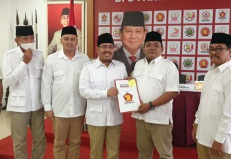 Adib Patoni, S Pd, S Sos, saat menerima Surat Keputusan (SK) dari DPP Partai Gerindra, di Kantor DPD Partai Gerindra Jawa Timur.