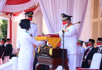 Gubernur Prov Kepri Ansar Ahmad saat penyerahan Bendera merah putih.