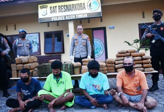 Kapolres Aceh Timur AKBP Andy Rahmansyah, S.I.K., saat ekspos tersangka dan barang bukti temuan ganja 145 Kg.