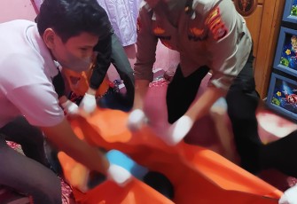 korban saat dievakuasi petugas kepolisian setempat.