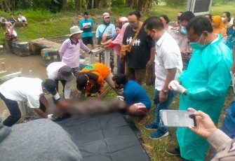 Petugas dan warga pasca evakuasi mayat