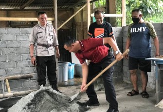 Dandim 1310/Bitung saat ikut membantu mengaduk campuran semen
