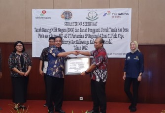 Kantor Pertanahan Kendal saat menyerahkan sertifikat Asset Barang Milik Negara kepada Pertamina EP Cepu Field di hotel Novotel Semarang.