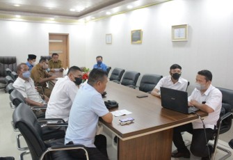 Walikota Bitung tengah saat memimpin rapat presentasi