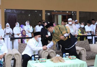 Bupati Labuhanbatu saat Sambut Jamaah Haji Di Aula Asrama Haji Medan