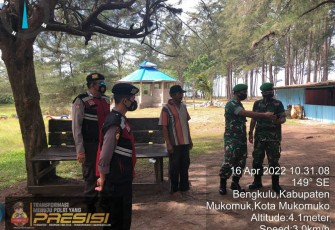 Polisi dan TNI saat Patroli di Kawasan Pantai Pandan Wangi 