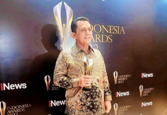 Gubernur Ansar saat Terima Anugerah Indonesia Award Inews 2022 Katagori Transformation Digital