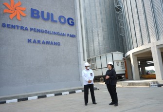 Ketua DPR RI Puan Maharani saat meninjau unit Modern Rice Milling Plant (MRMP) di Karawang, Jawa Barat. 