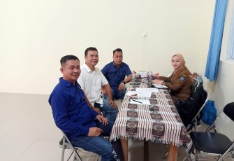 Bupati Lingga Muhammad Nizar bersama dengan Ketua DPRD Kabupaten Lingga Ahmad Nasirudin saat berkunjung ke Politeknik Kabupaten Lingga, yang berada di Jalan Perusahaan, Gedung Eks Implacement.