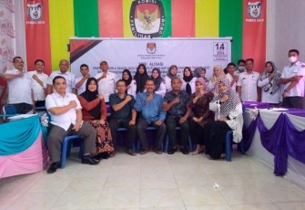 KIP Aceh Timur saat foto bersama usai Sosialisasi PKPU Nomor 4 Tahun 2022, SIPOL dan Keputusan KIP Aceh Timur Nomor 20 tahun 2022 