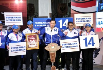 AHY saat berjalan kaki datang ke kantor KPU pusat, diiringi pengurus DPP serta ratusan kader Demokrat.