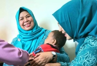 Ketua TP PKK Kepri Dewi Kumalasari Ansar saat menggendong bayi
