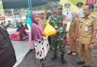 Babinsa saat Dampingi Walikota Salurkan Baksos Kepada Warga Terdampak Banjir 