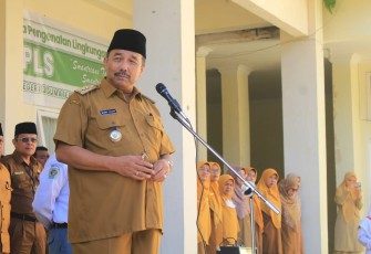 Bupati Pasaman saat pimpin Upacara Bendera di halaman belakang SMA Negeri 3 Sumbar, Senin (8/8).  