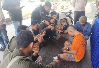 Tersangka (kenakan baju orange) saat Press Conference Polres Seluma