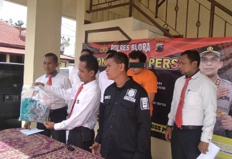 Kasatreskrim Polres Blora AKP Supriyono saat konferensi pers pengungkapan kasus penganiyaan anak yang dilakukan oleh ayah tirinya.