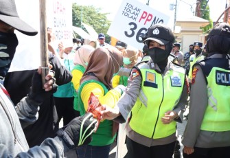 Polwan Polres Demak saat Bagikan Minuman Kepada Pendemo