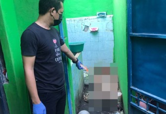 Aparat kepolisian saat lakukan identifikasi