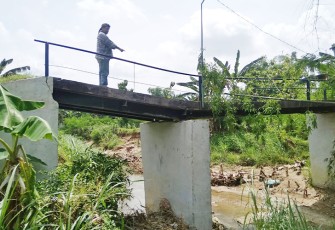 Warga harus ekstra hati-hati saat melintas di jembatan Desa Pojokwatu yang patah.