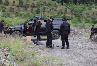 Tim Jihandak Brimob Polda Jatim saat proses peledakan 26 Granat Aktif Temuan Warga,  di Kali Bladak Aliran Lahar Gunung Kelud, Kecamatan Nglegok, Kabupaten Blitar, Sabtu (12/11/2022) kemarin.