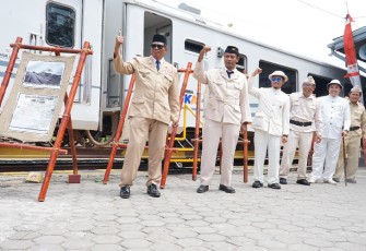 Jajaran Daop 4 Semarang saat melakukan napak tilas perjalanan 155 tahun kereta api Indonesia.