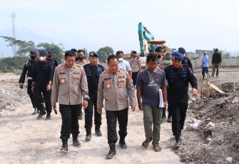 Kapolda Jabar Irjen Pol Drs. Suntana M.Si bersama rombongannya saat meninjau lokasi perluasaan lahan Mako Sat Brimob Polda Jabar di Desa Cikeruh, Jatinangor, Sumedang, Selasa (06/09/2022).