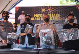 Kapolres RL AKBP Tonny Kurniawan, S.Ik., didampingi Kasat Reskrim AKP Samson Hutapea, S.Ik., dan Kasie Humas AKP Syahyar saat press conference kemarin (27/03/22).