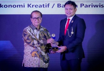 SesKemenKopUKM Arif Rahman Hakim saat menerima penghargaan Anugerah Keterbukaan Informasi Publik Tahun 2022 untuk kategori Kementerian dengan klasifikasi sebagai Badan Publik Informatif.