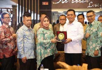 Gubernur Kepulauan Riau H. Ansar Ahmad saat menghadiri Rapat Koordinasi bersama Pengurus Wilayah (Pengwil) Ikatan Pejabat Pembuat Akte Tanah (IPPAT) Provinsi Kepri di Comforta Hotel Tanjungpinang, Selasa, (13/9).