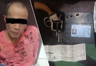 Tersangka saat diamankan beserta barang bukti