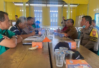 Kepala Desa Giri Mulya  Eko Deritanto, saat mediasi kedua antara perwakilan warga, sopir di aula kantor Desa setempat.