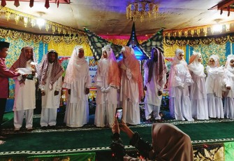 Santri Madrasah Diniyah Takmiliyah Awaliyah (MDTA) Muhammadiyah ranting Matur Hilia, Kecamatan Matur mengikuti khatam Al-Qur’an.