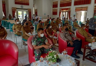 Babinsa Koramil Tewah saat Hadiri Pelantikan Damang Kepala Adat Kecamatan Tewah